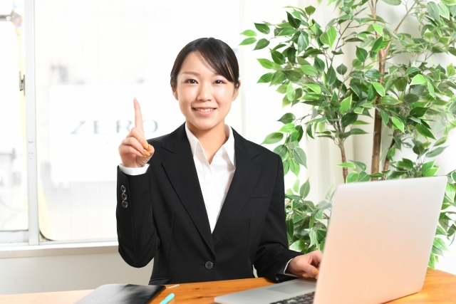 指をさすビジネスウーマン
